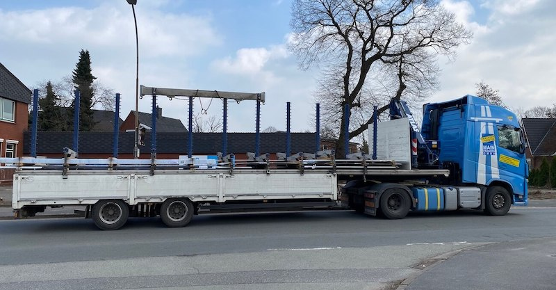 Ein 18t-LKW von der Firma Friedrich von Lien AG beladen mit Trapezblech auf der Straße.